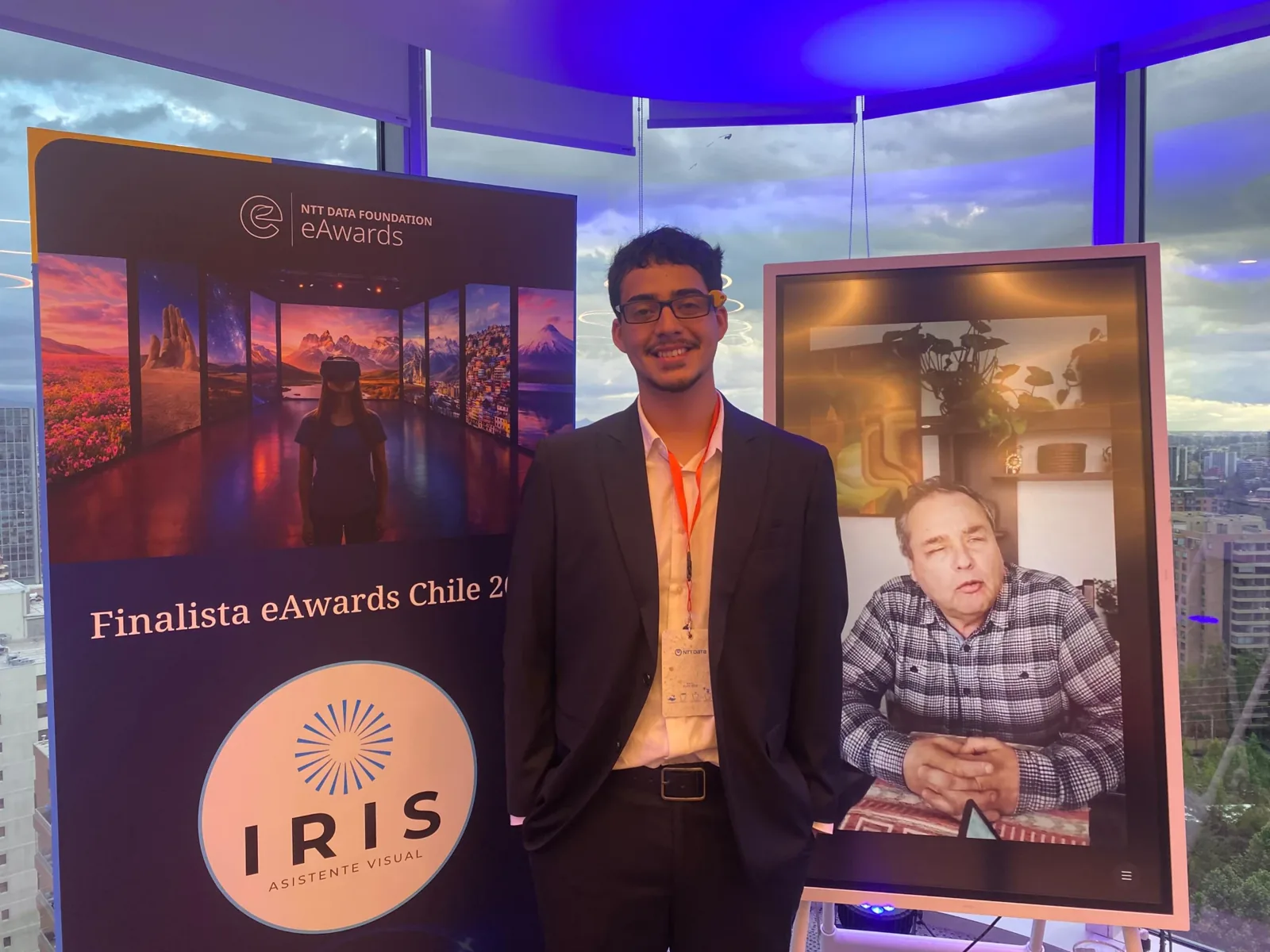Diego junto al banner de finalista eAwards Chile