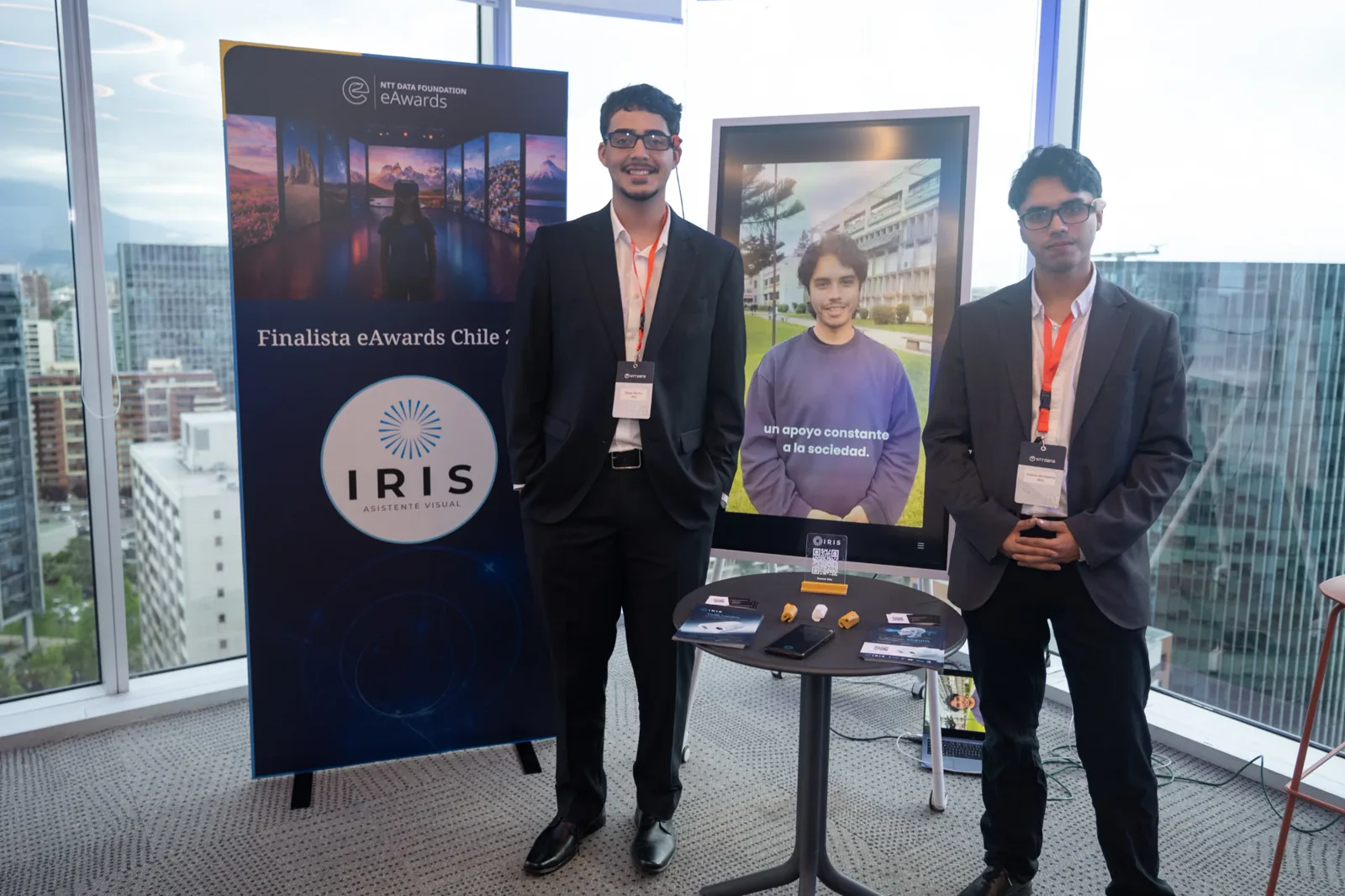 Diego y Vicente en el stand de Iris en la final de los eAwards Chile 2026