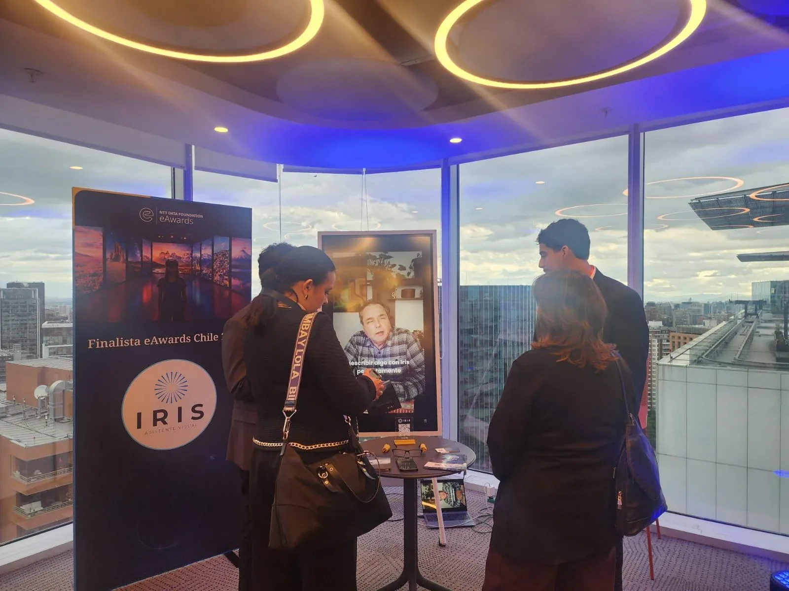 Visitantes conociendo Iris en el stand de los eAwards